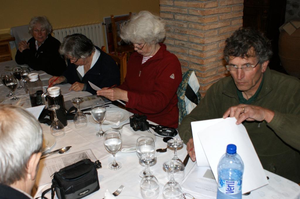 Ans en Cor nemen het menu door